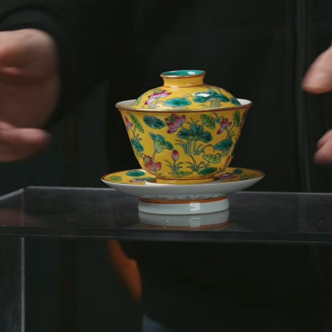 D黄地粉彩四季花卉纹三才盖碗