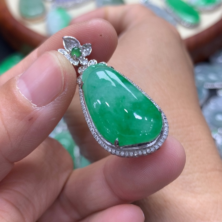 翡翠吊坠(不含链)18K金镶嵌