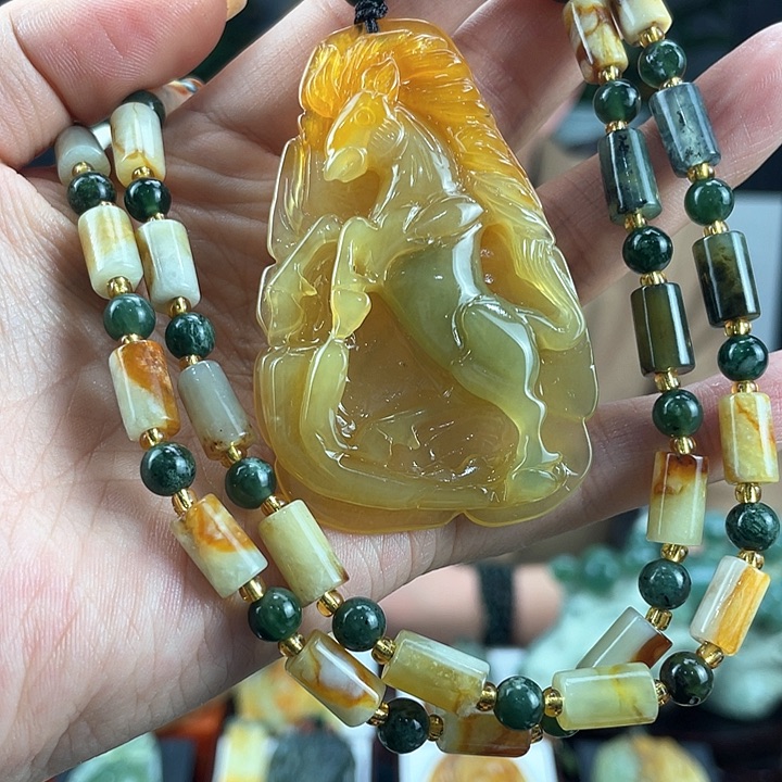 蛇纹石玉颈饰未镶嵌