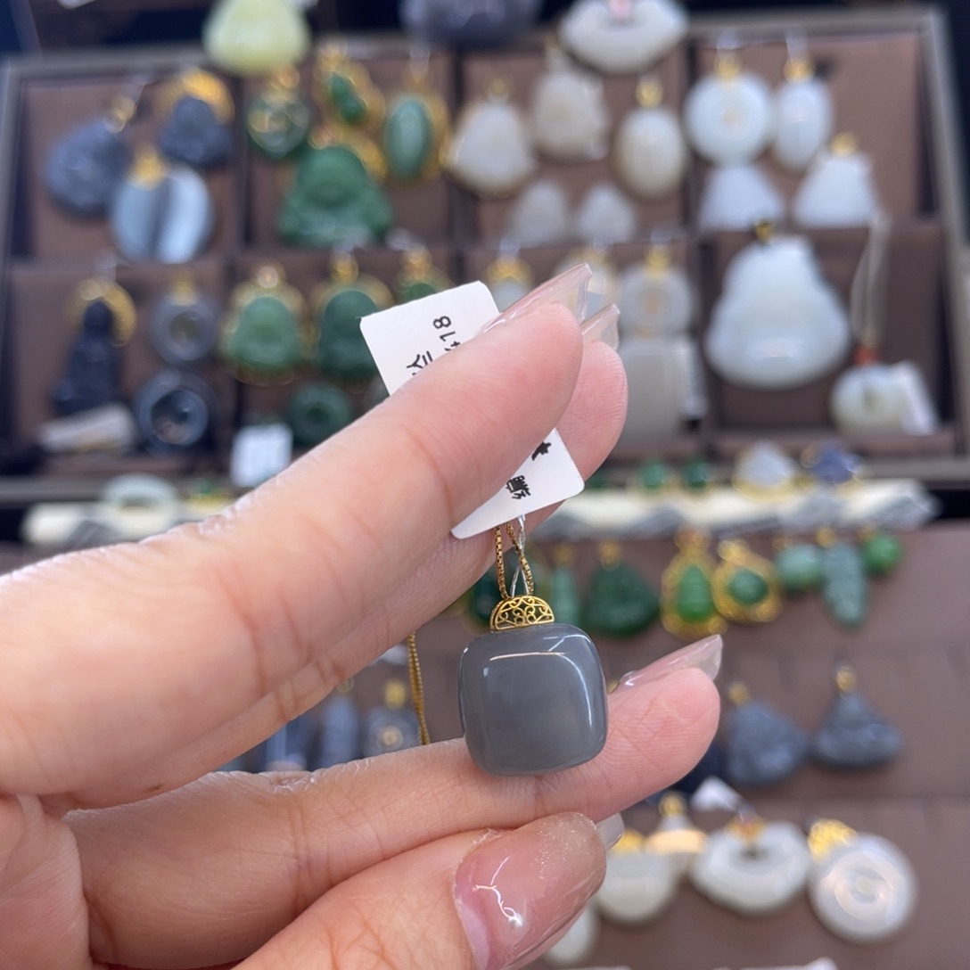 和田玉吊坠18K金镶嵌