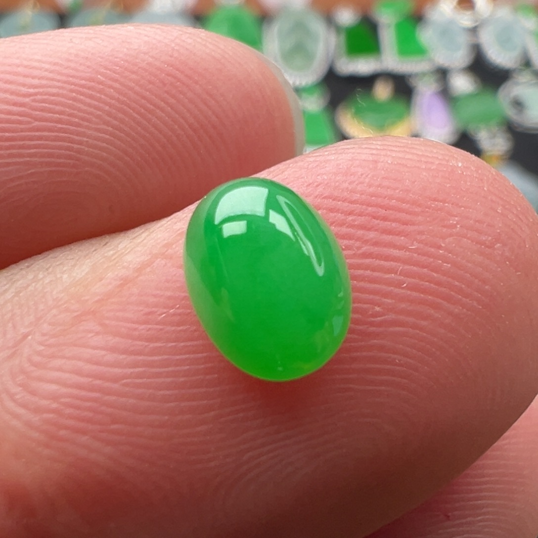 翡翠颈饰未镶嵌蛋面7.6