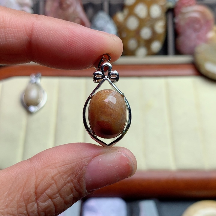 硅化珊瑚（珊瑚玉）颈饰未镶嵌