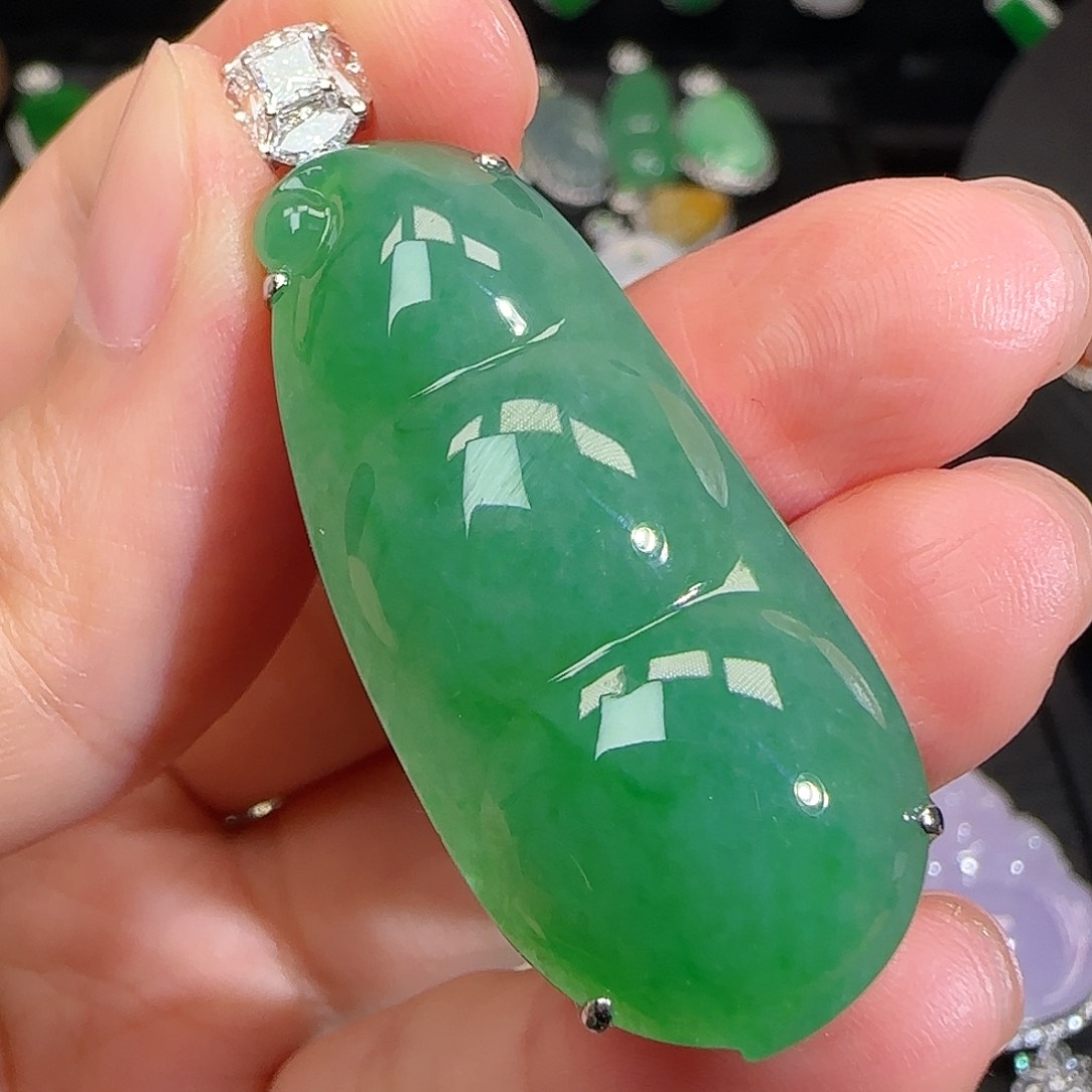 翡翠颈饰18K金镶嵌菠菜绿大福豆