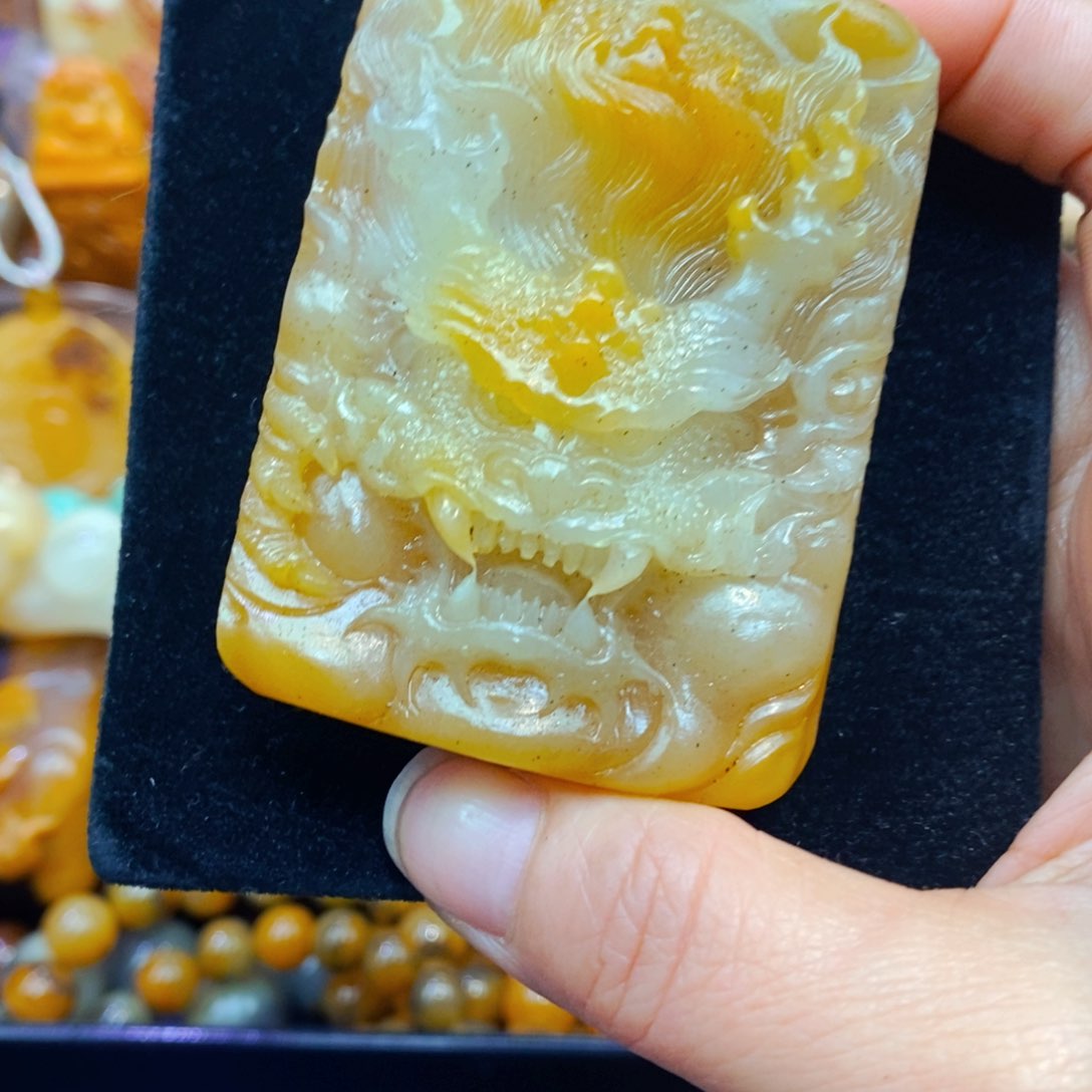 未镶嵌石英质玉（黄龙玉）颈饰