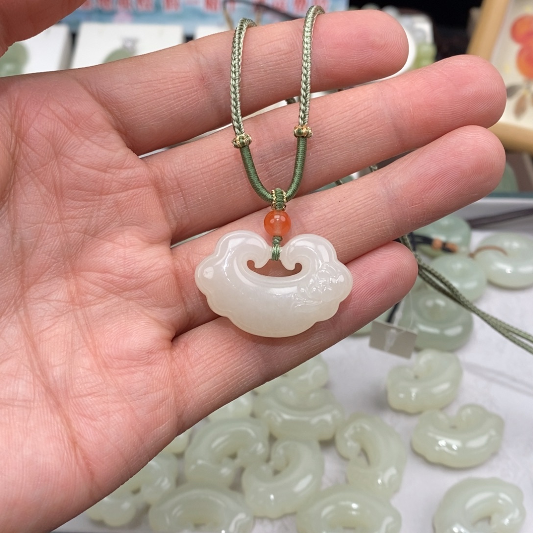 s***l和田玉未镶嵌颈饰