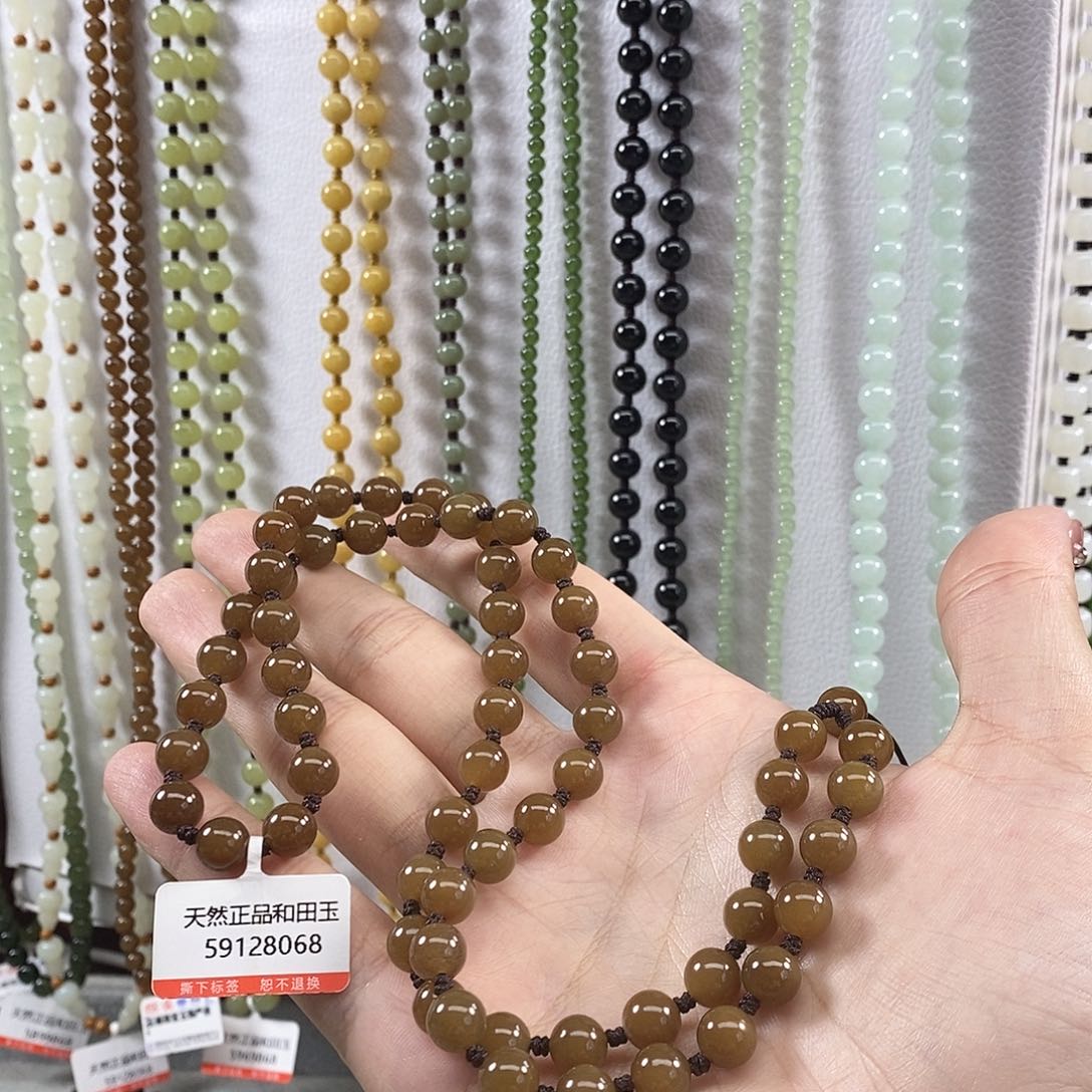 成***运和田玉未镶嵌颈饰