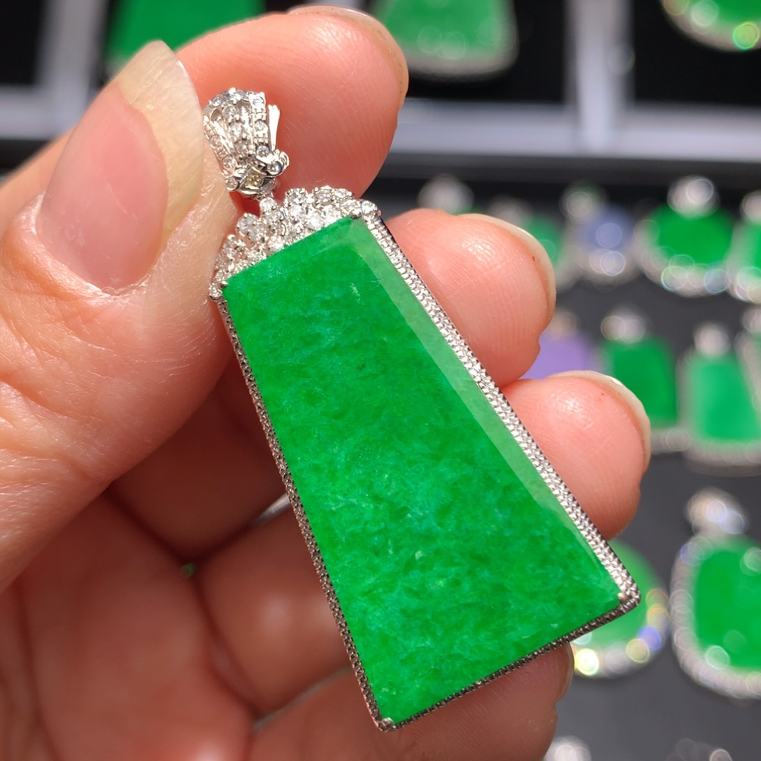 翡翠颈饰18K金镶嵌翡翠