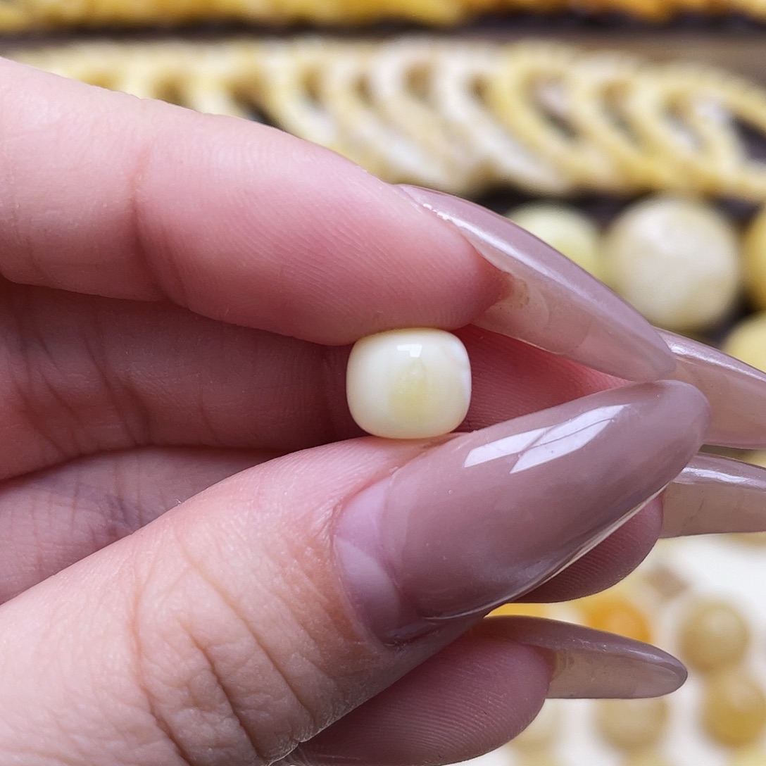 *****琥珀未镶嵌裸石8.5*7.4mm老型瑕