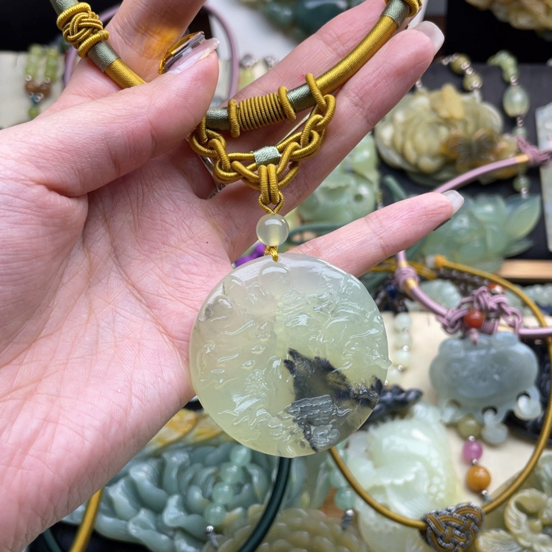 蛇纹石玉颈饰未镶嵌