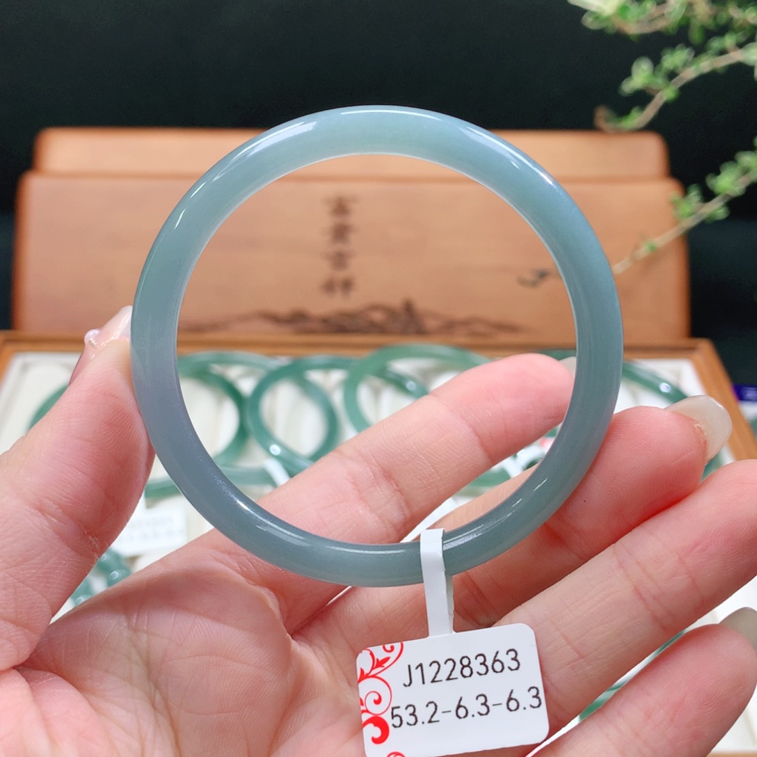 翡翠手镯未镶嵌天然