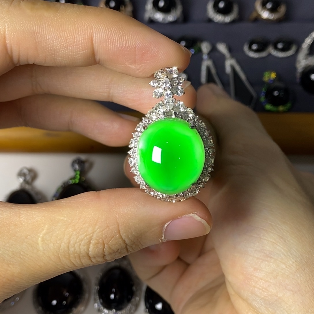 颈饰18K金镶嵌翡翠