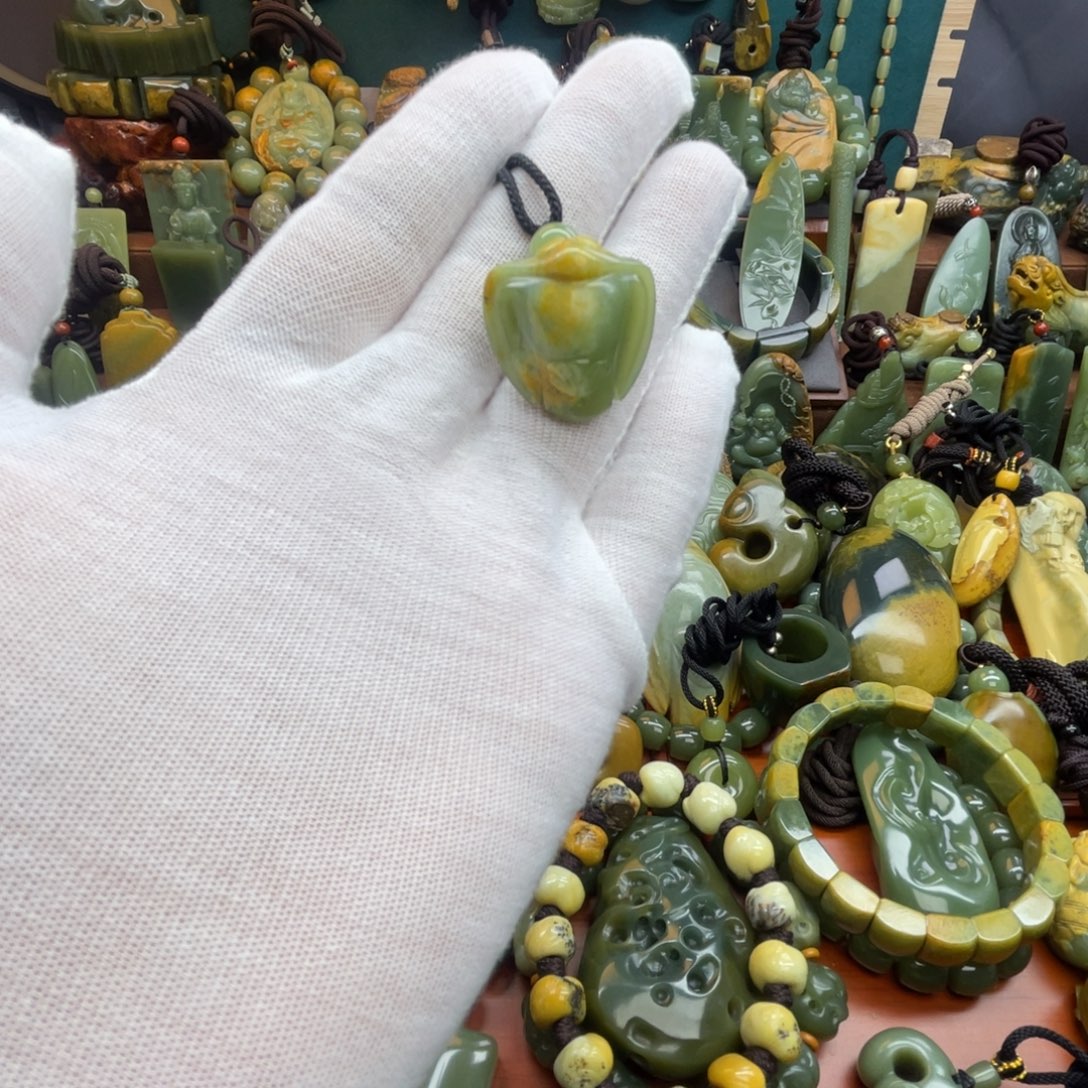 岫岩河磨玉（透闪石质玉）未镶嵌颈饰