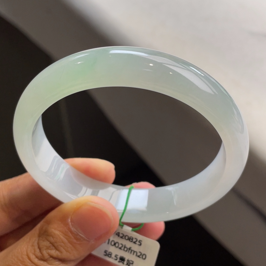 翡翠未镶嵌手镯淡晴底贵妃手镯（捡漏）