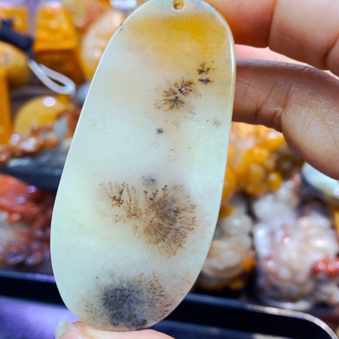 未镶嵌石英质玉（黄龙玉）颈饰