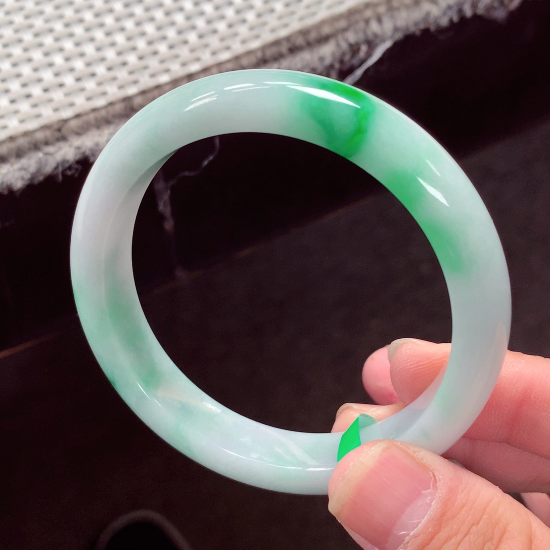 翡翠手镯未镶嵌缅甸