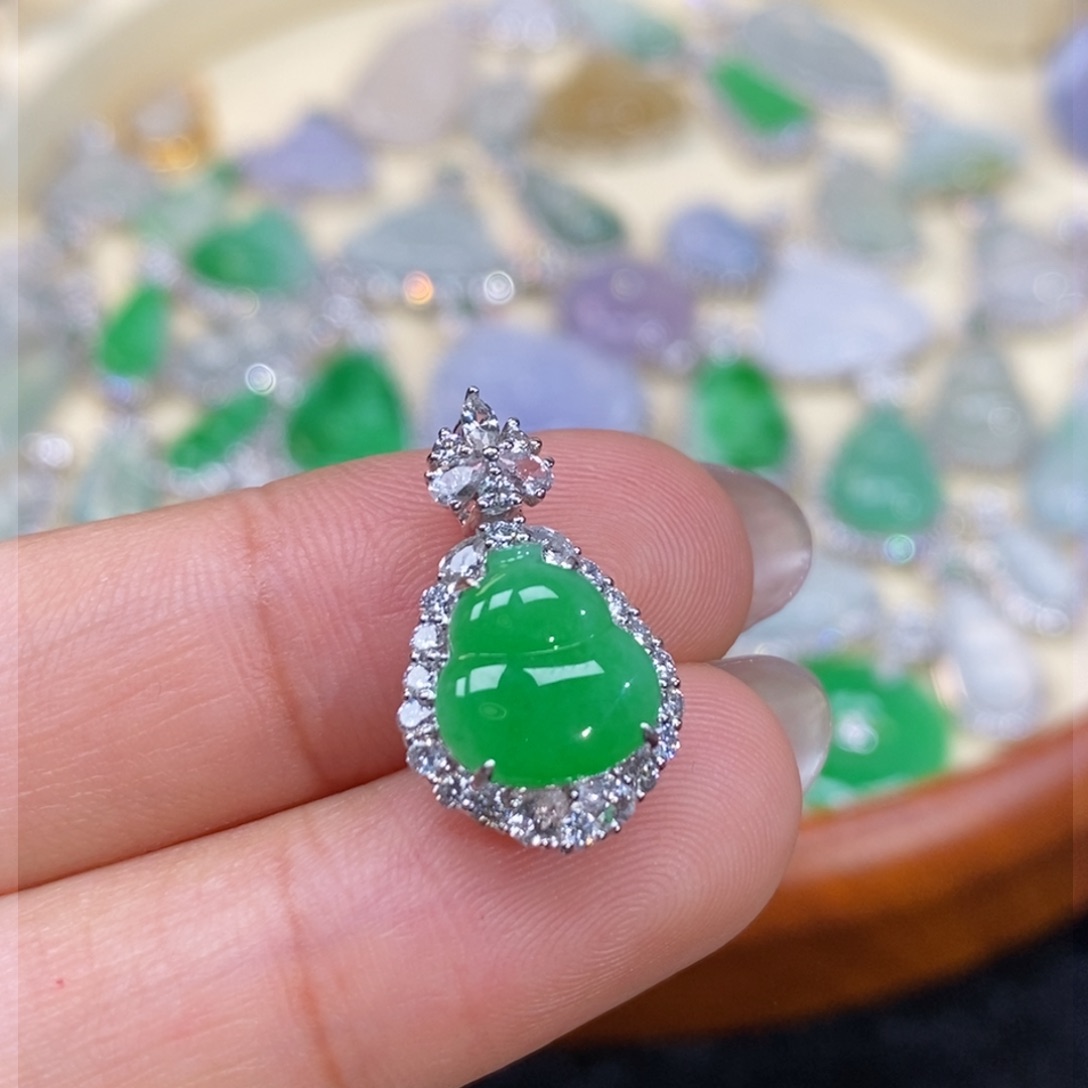 翡翠吊坠(赠链)18K金镶嵌