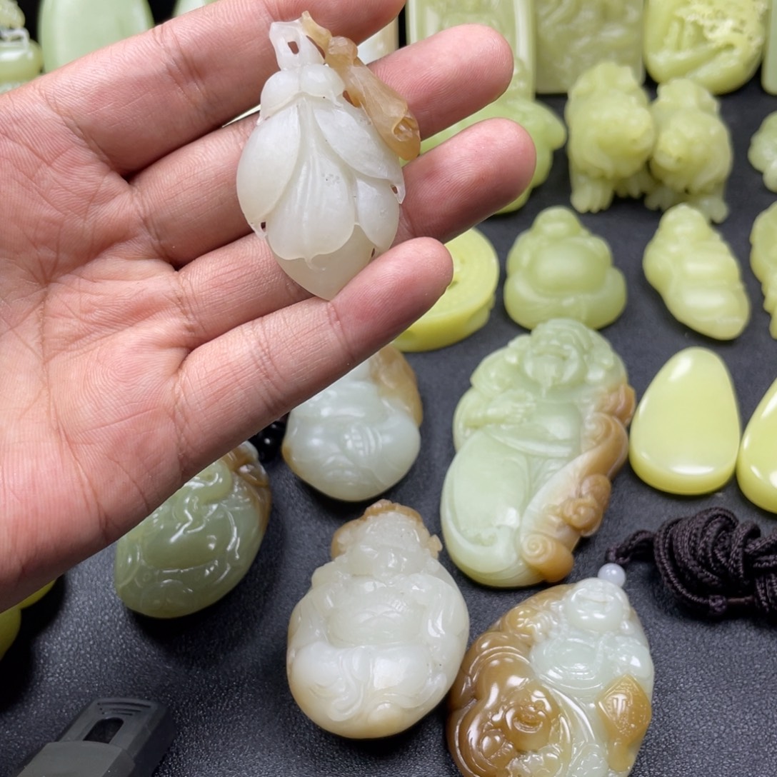 闻***意和田玉未镶嵌颈饰