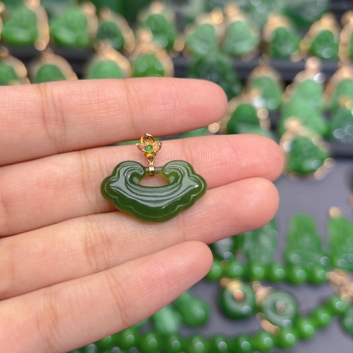 颈饰18K金镶嵌和田玉（碧玉）