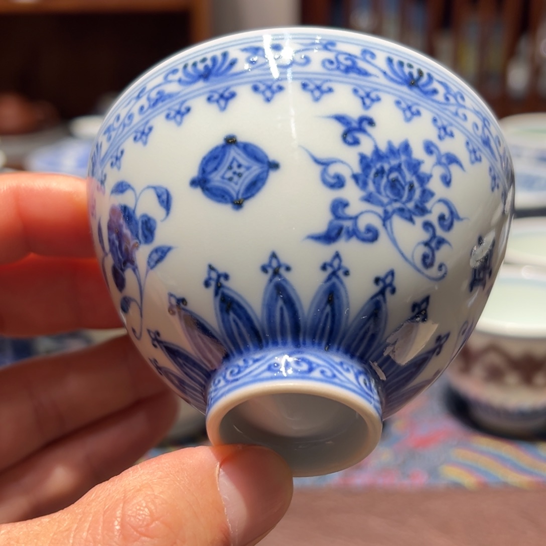 杯青花杂宝图内缠莲鸡心杯口径约8.5厘米