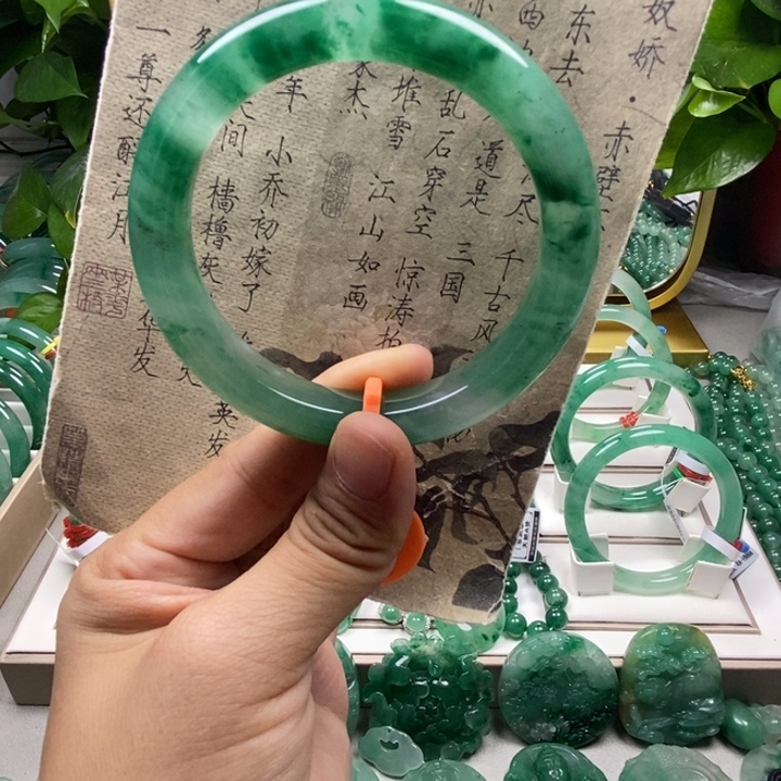 石英质玉手镯未镶嵌