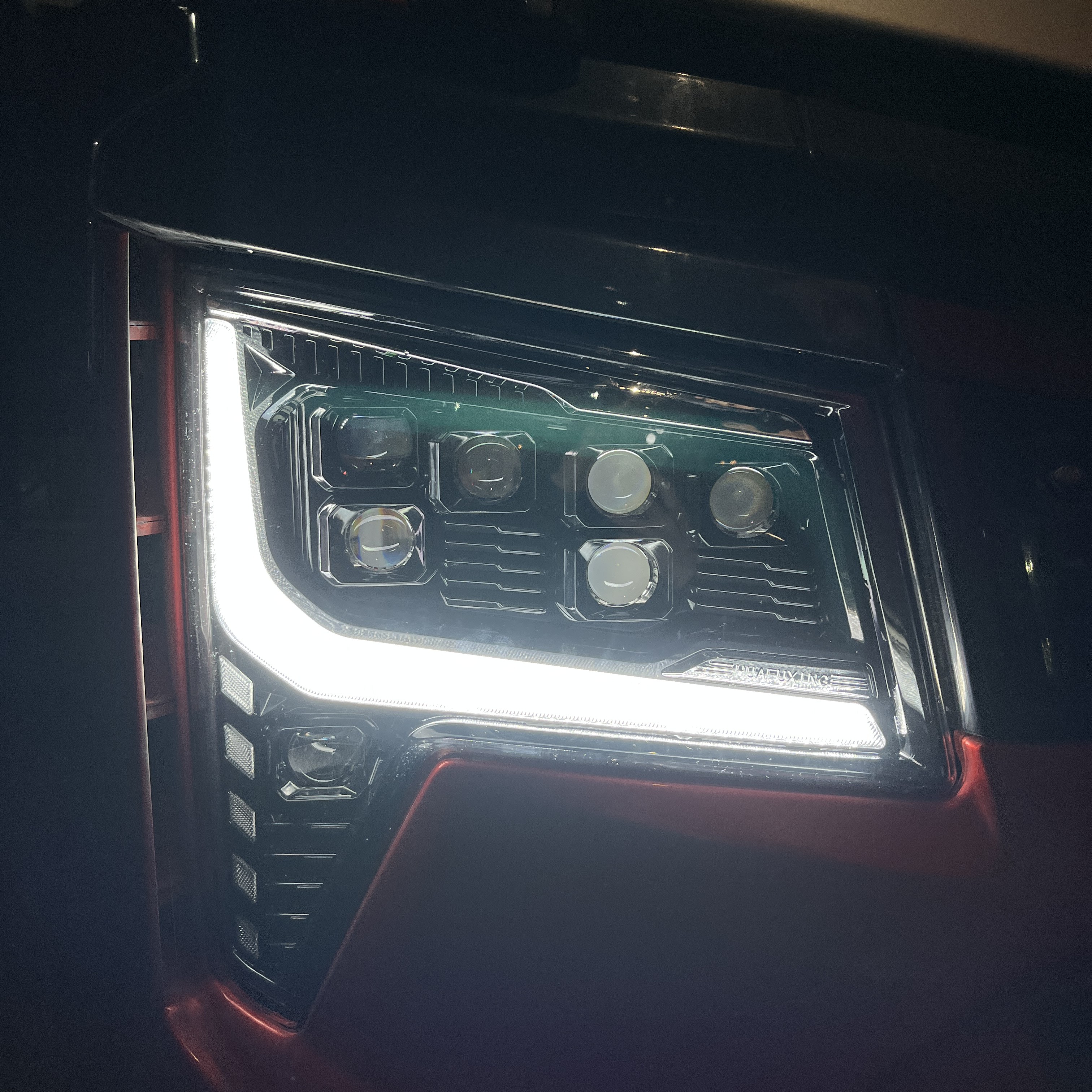 适用于重汽豪沃MAX大灯LED大灯七透镜矩阵式透镜超亮灯前照灯