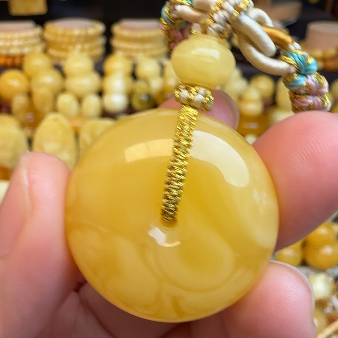 琥珀未镶嵌套链天然俄料鸡油黄蜜蜡平安扣，