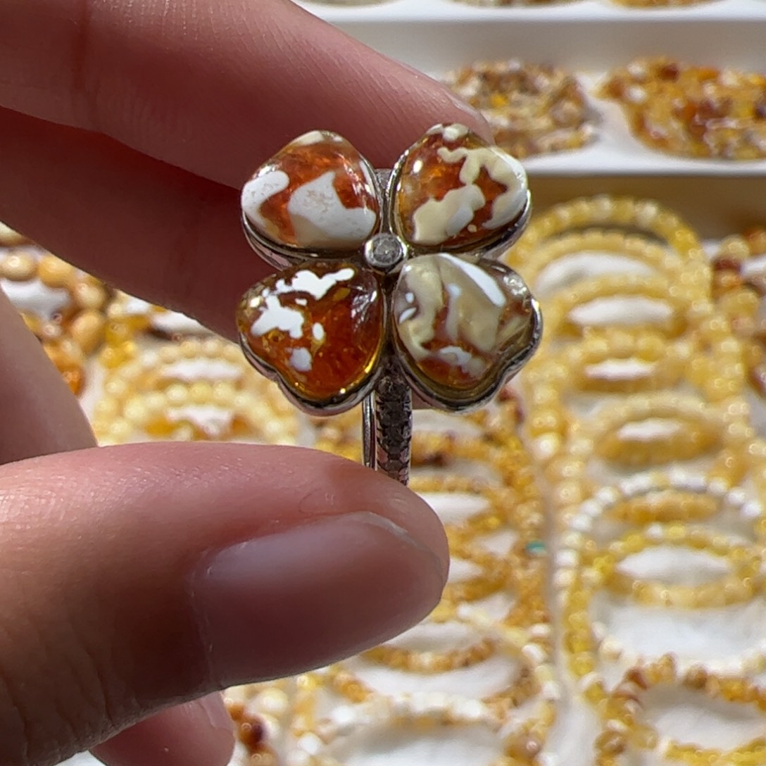 琥珀未镶嵌珠宝奇石奶牛纹橘金瓷白四叶草戒指