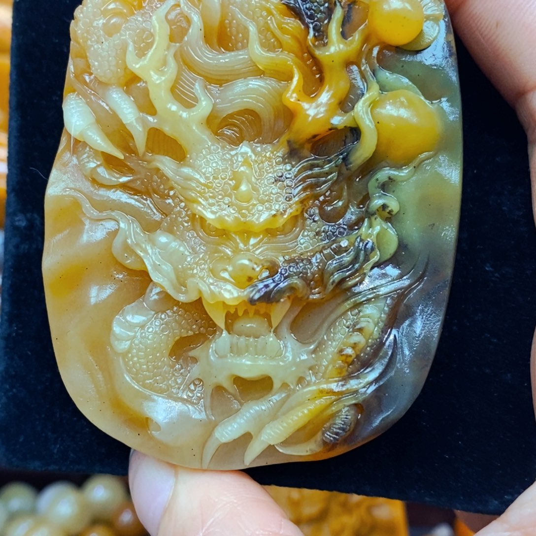 未镶嵌石英质玉（黄龙玉）项链