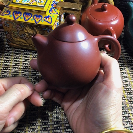 紫砂茶壶原矿泥料手工制作的紫砂壶。