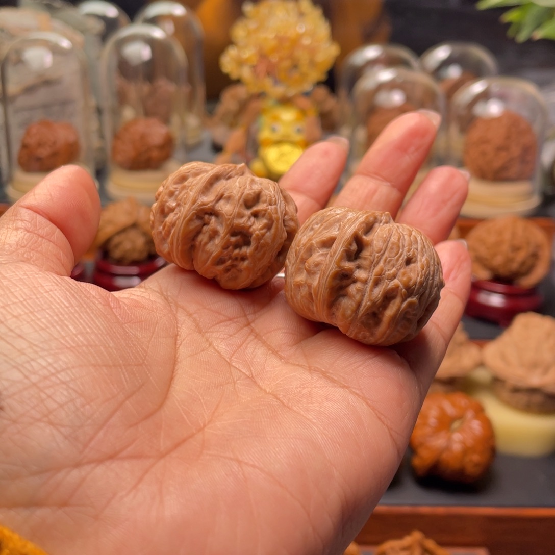 毒***男文玩核桃把件元宝