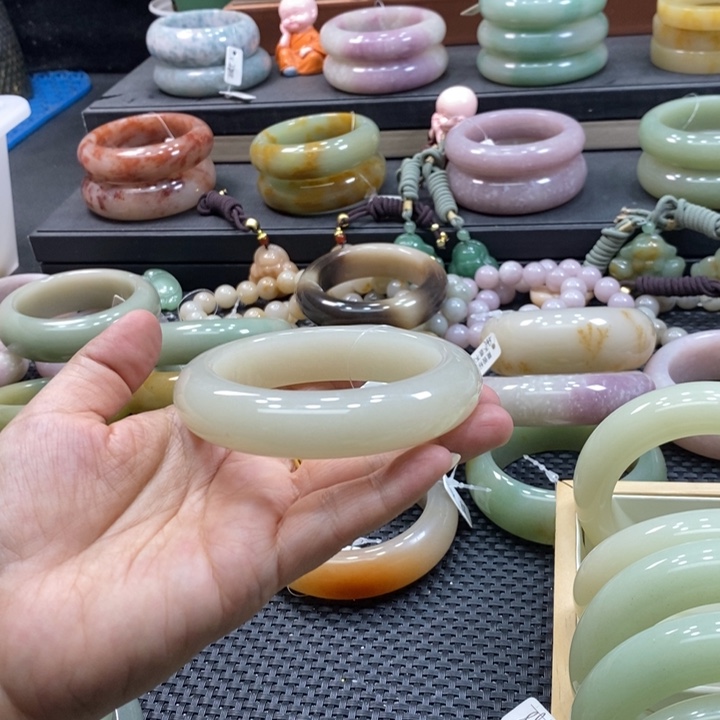 未镶嵌手镯石英岩玉