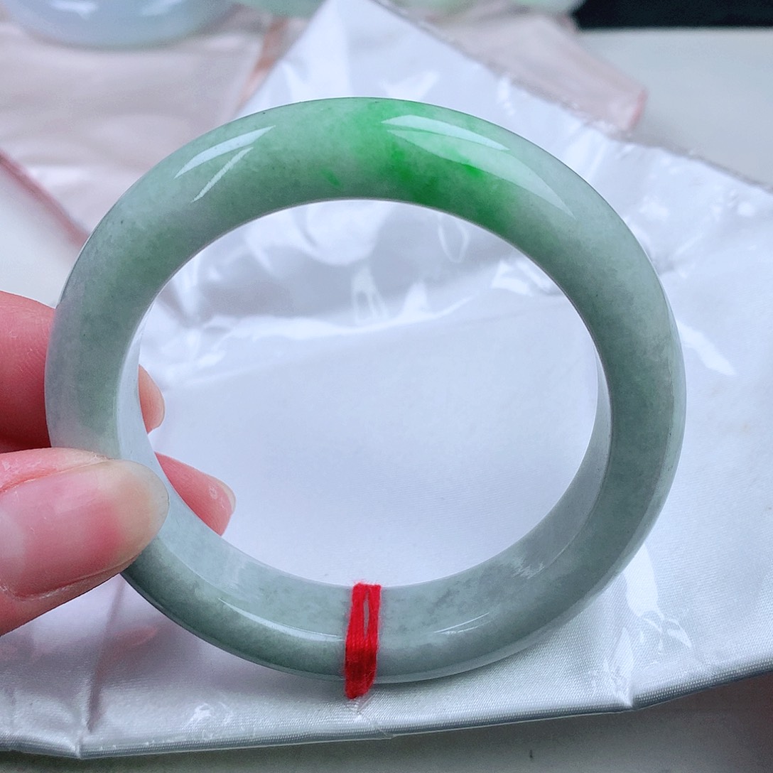 翡翠手镯未镶嵌。。