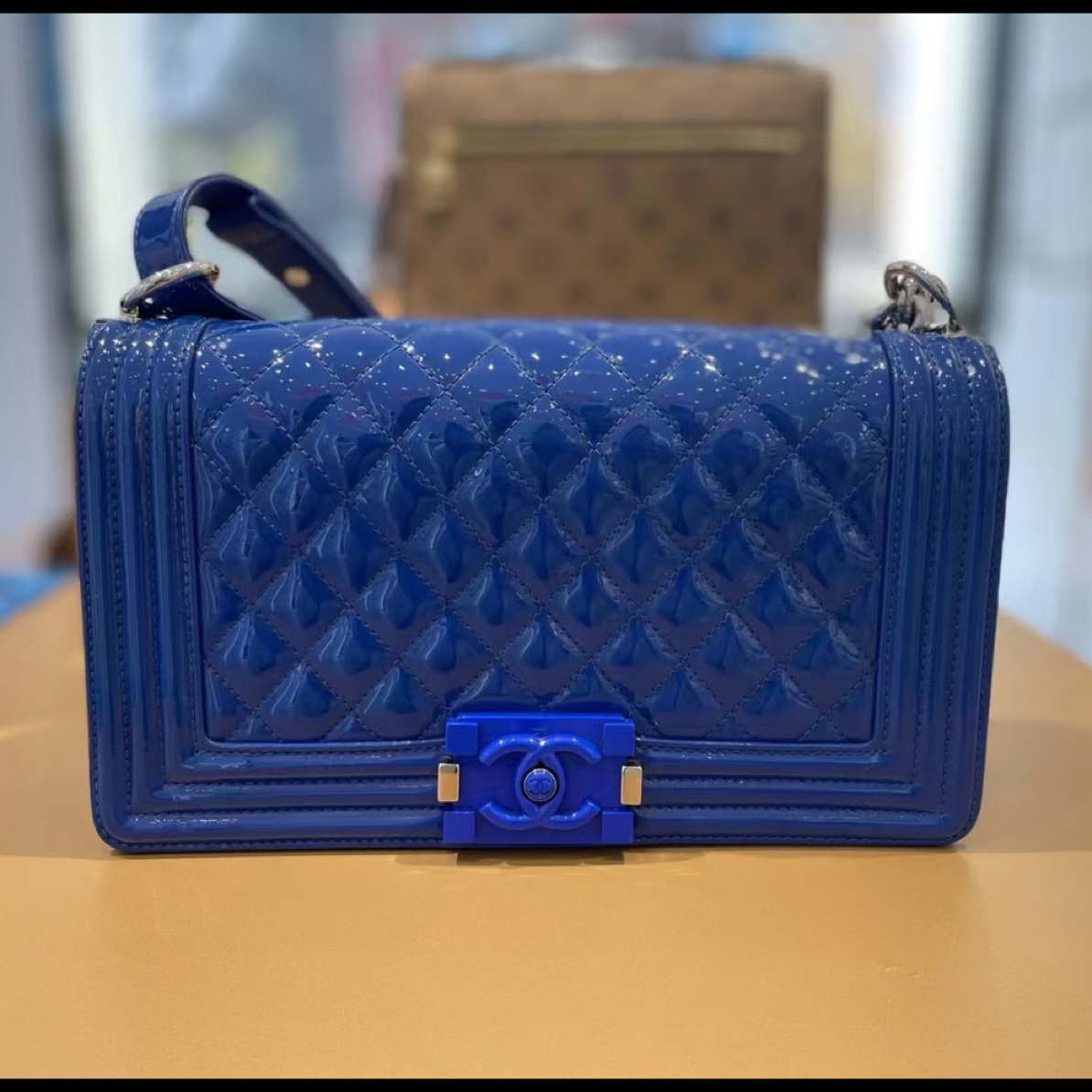 95新 Chanel/香奈儿 多多奢品/香奈儿蓝色中号漆皮leboy挎包/96新