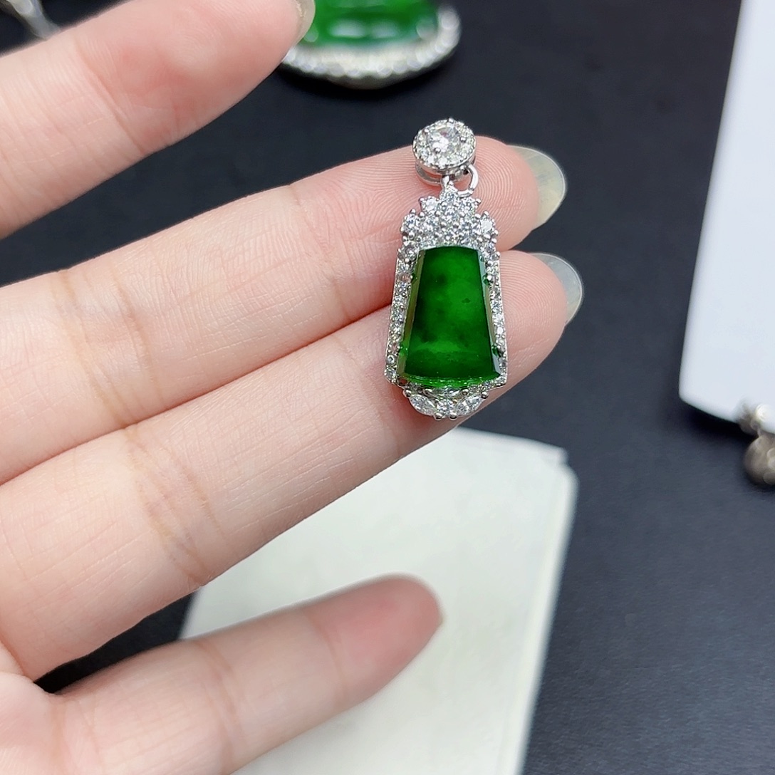 翡翠颈饰银S925镶嵌记***糖吊坠