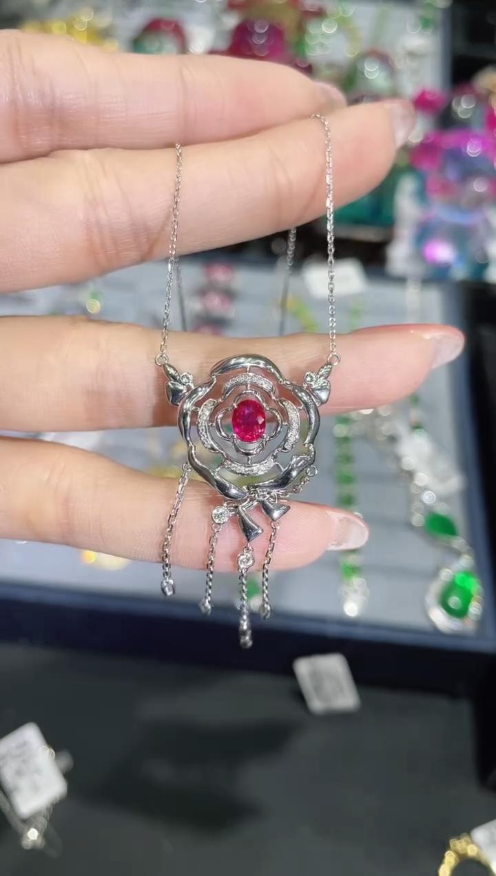 18K金镶嵌天然无烧红宝石项链花朵款