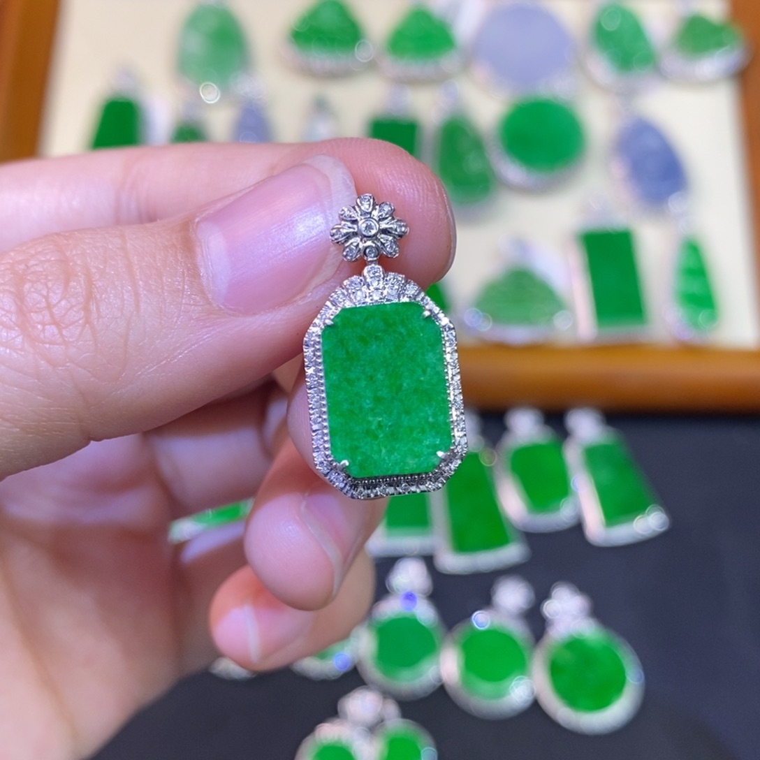 翡翠吊坠(不含链)18K金镶嵌