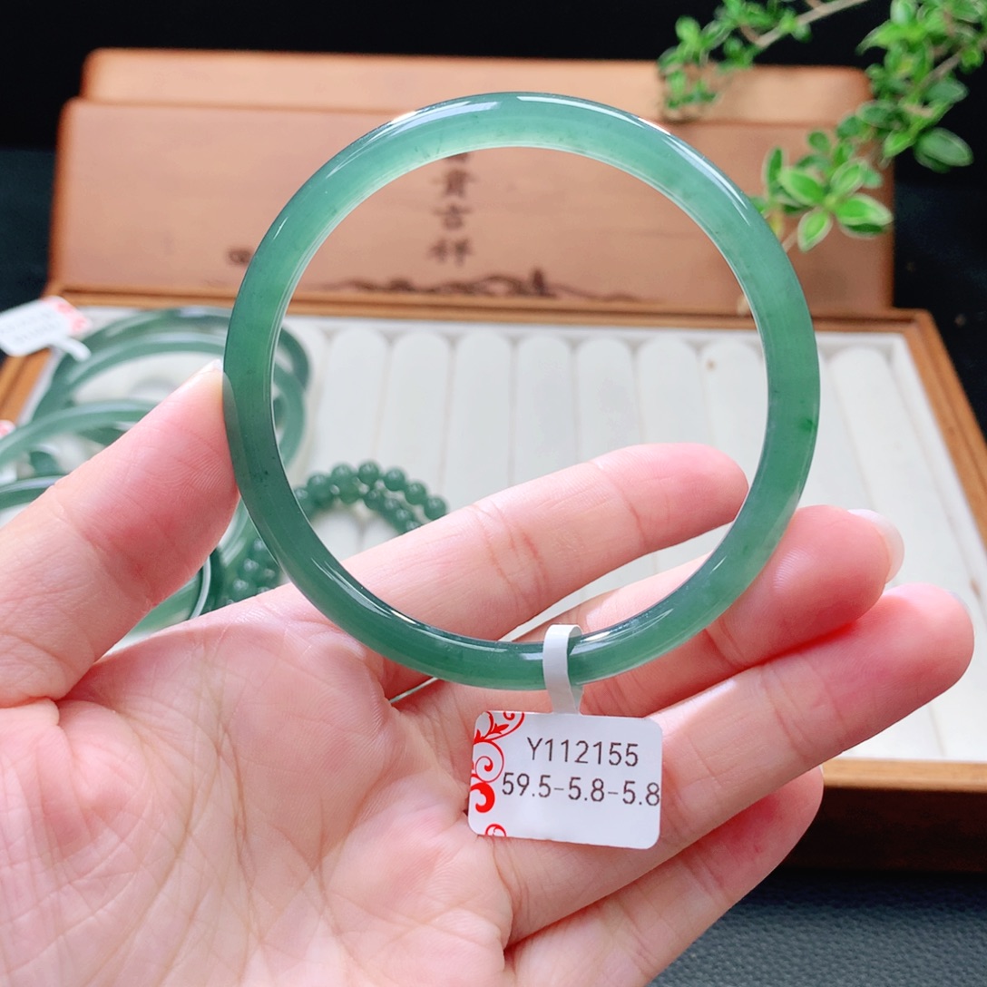 未镶嵌手镯（圆镯）翡翠