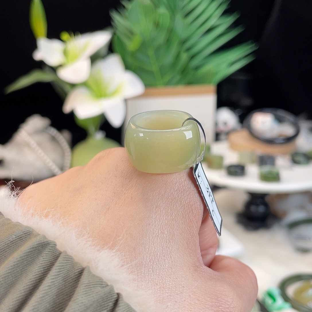 和田玉未镶嵌戒指E100果绿方圆16.5带24h