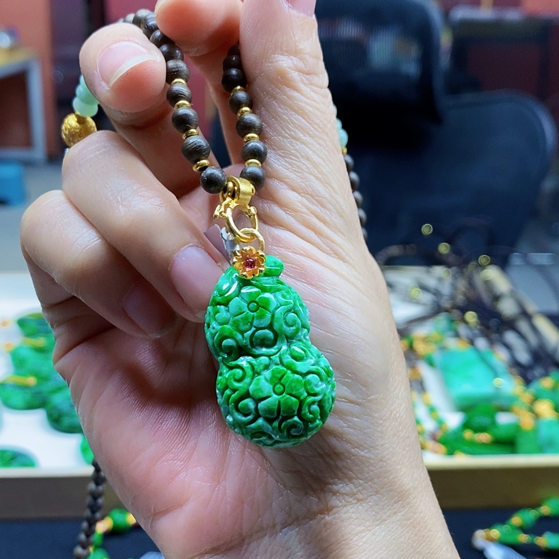 翡翠未镶嵌颈饰吊坠