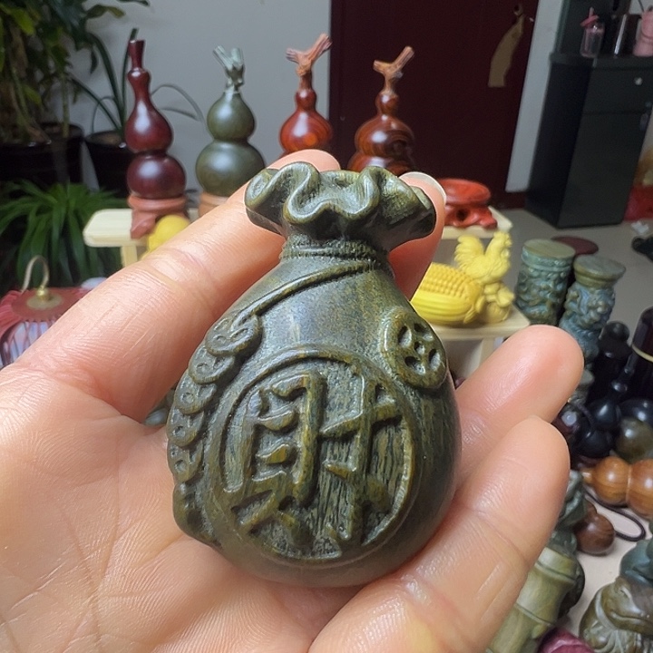 阿根廷绿檀福袋手把件
