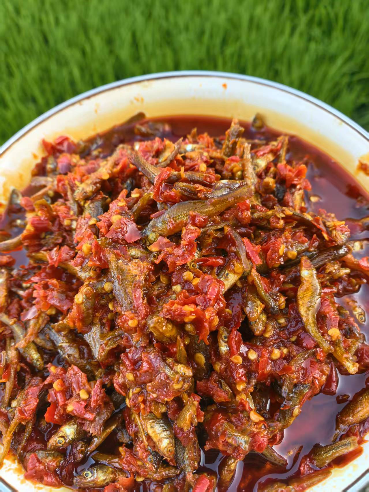 洞口本地制作的开胃香辣小鱼仔