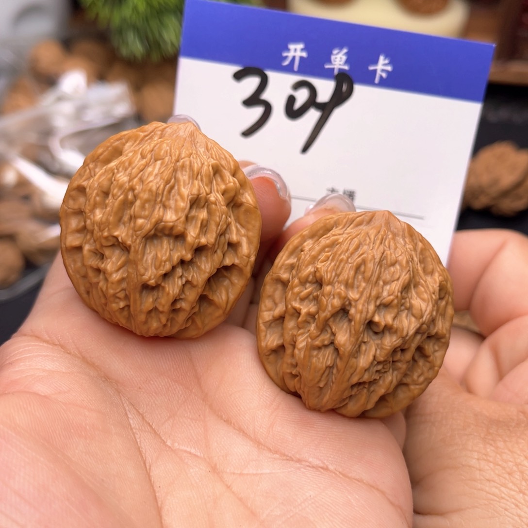 文玩核桃吊坠虎头。边36肚33。丹