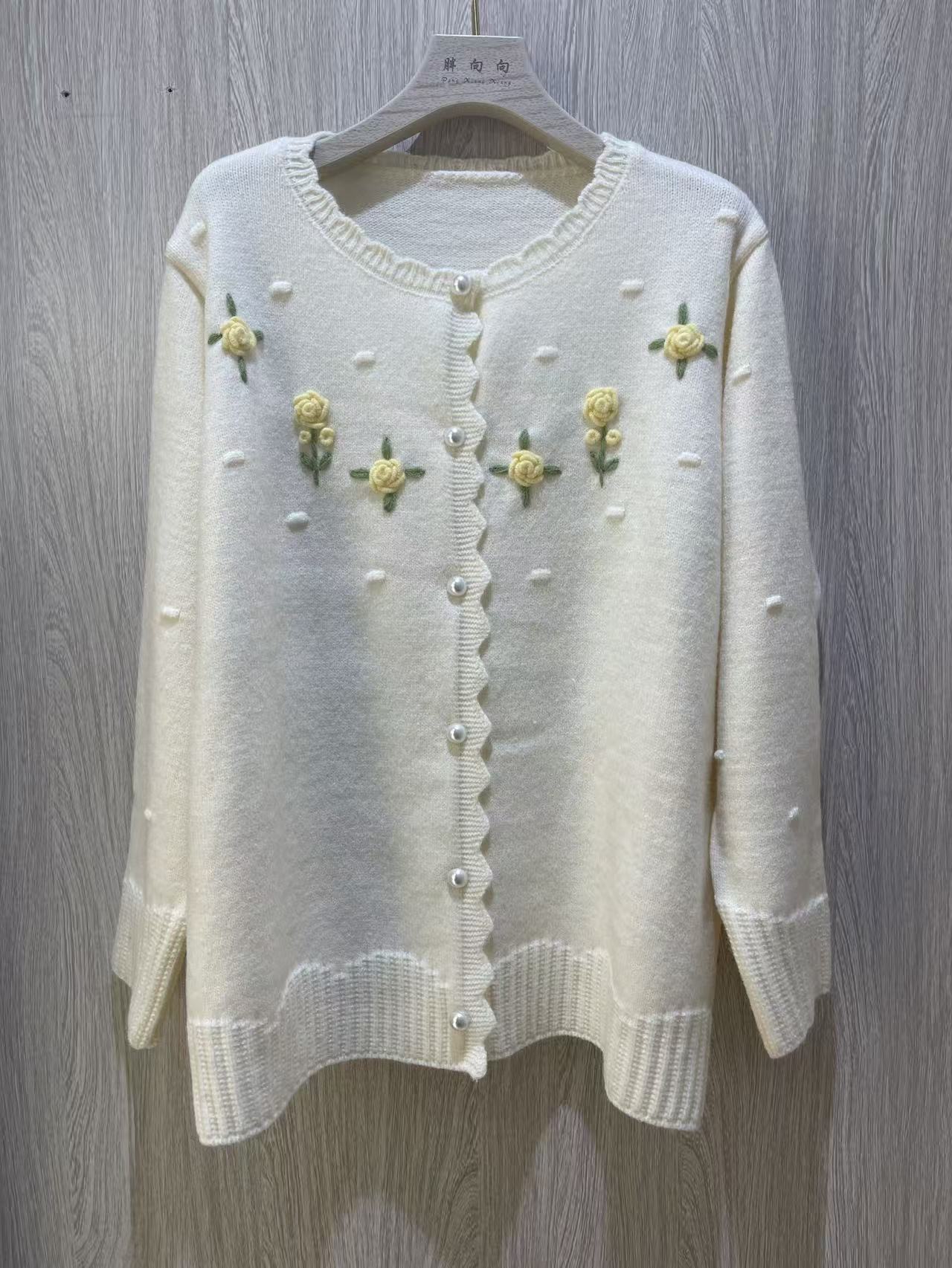 胖向向秋装新款（185斤以内穿）055胸立体花珠扣圆领针织衫
