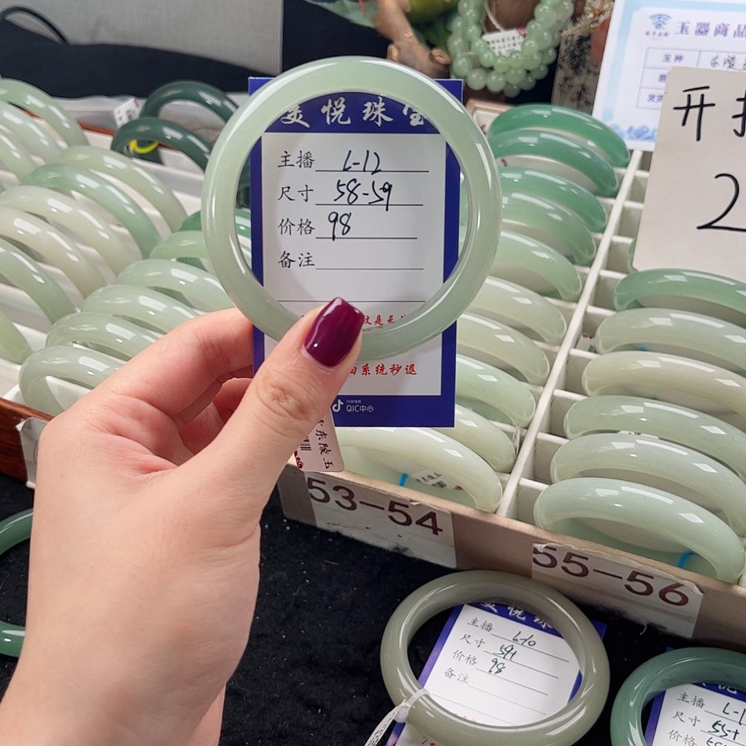 未镶嵌手镯石英质玉