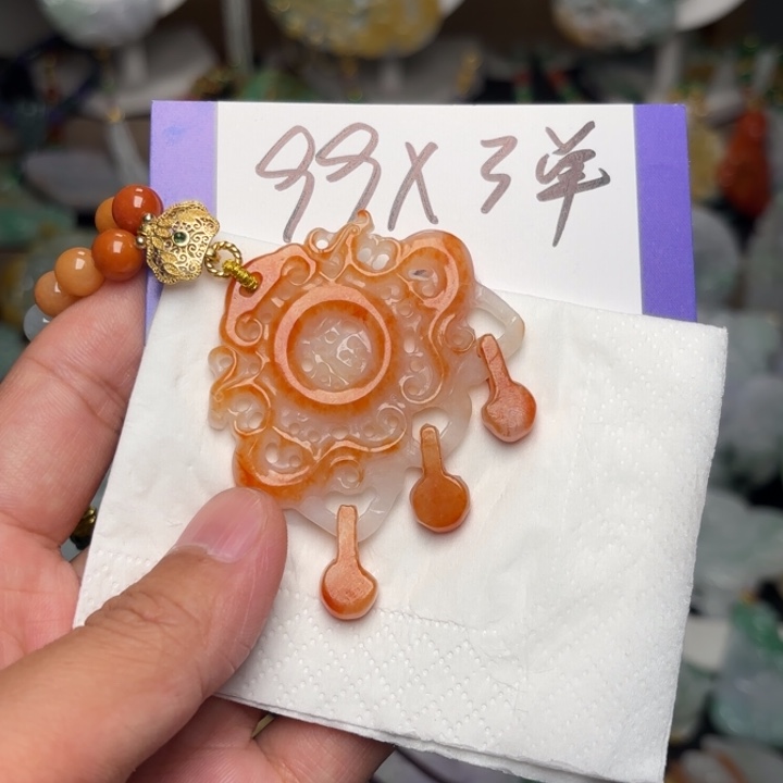 翡翠颈饰未镶嵌云****姐吊坠