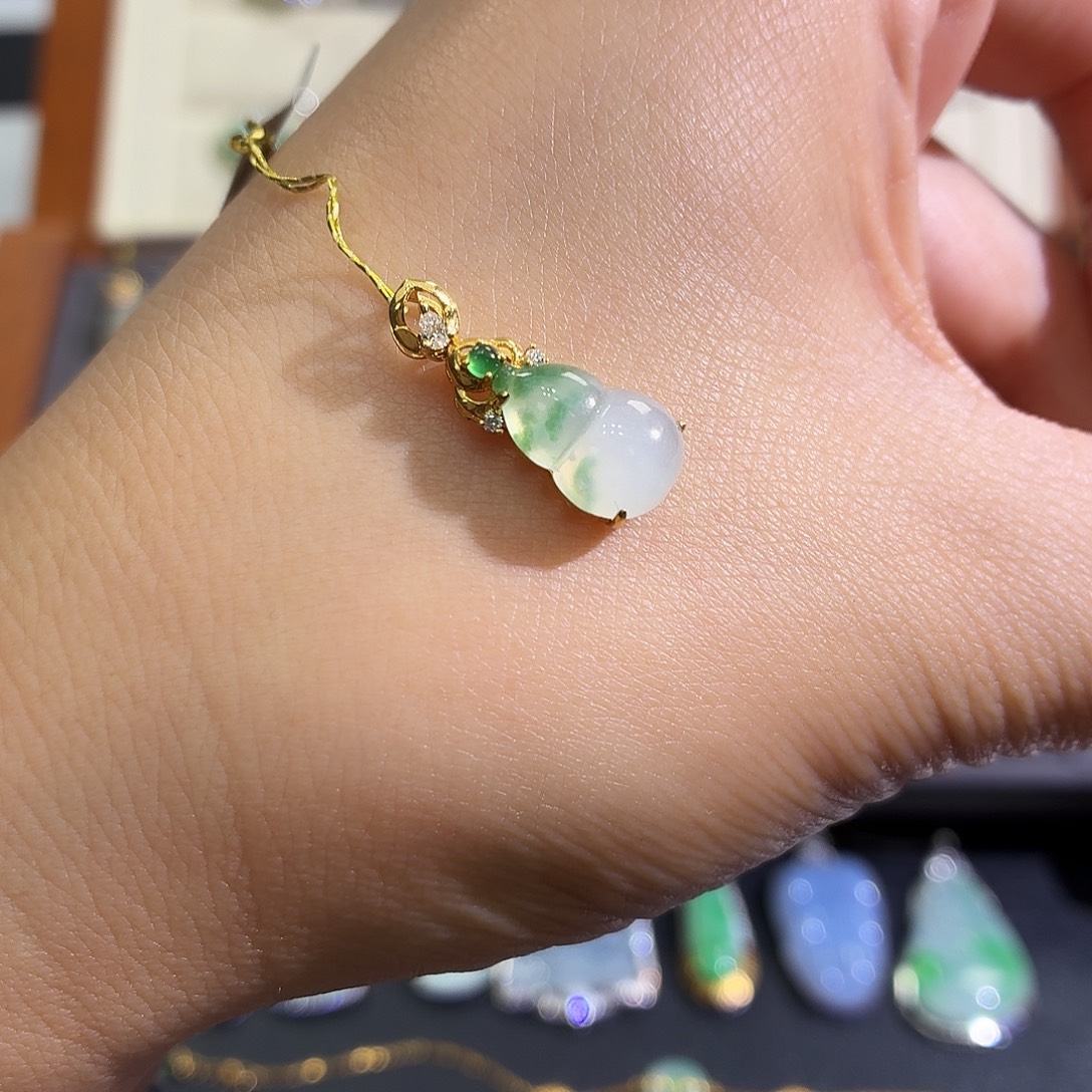 翡翠18K金镶嵌颈饰