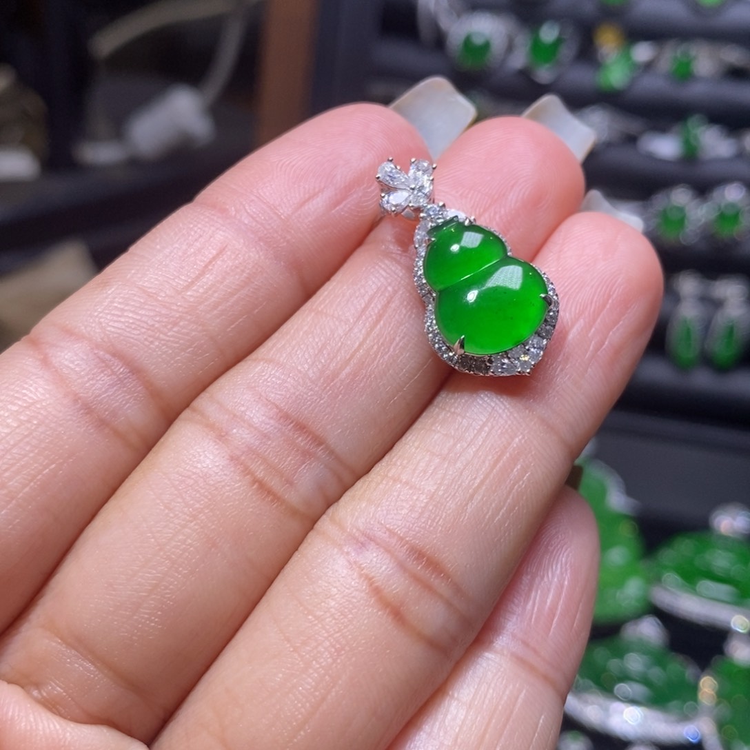 翡翠颈饰18K金镶嵌葫芦吊坠