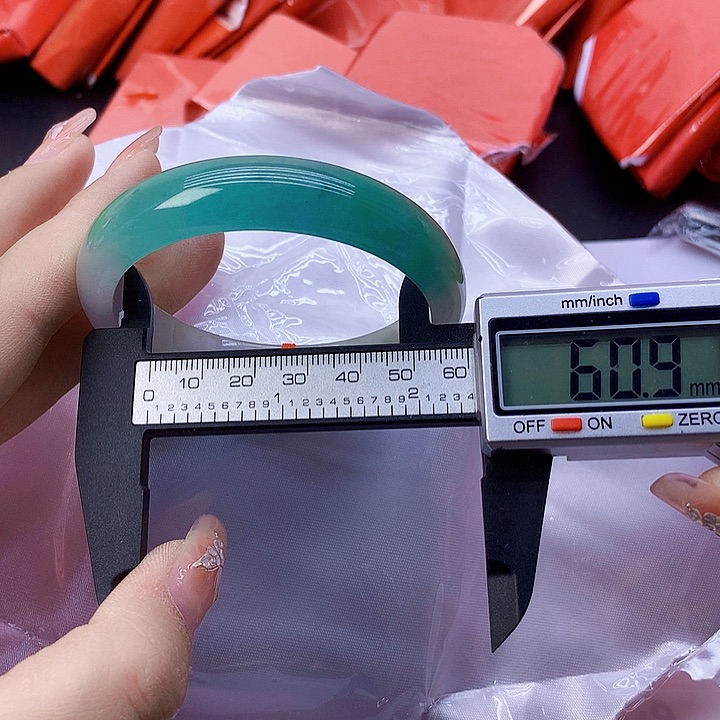 翡翠手镯未镶嵌115。 