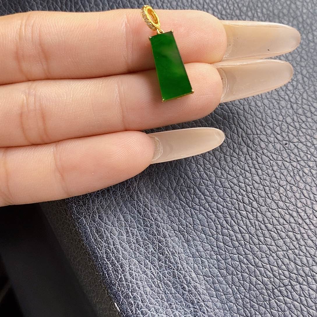 钰****翡翠18K金镶嵌颈饰翡翠