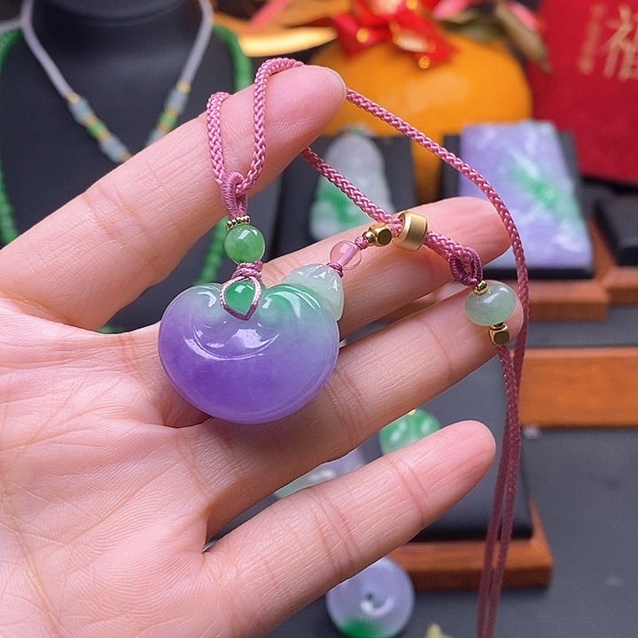 翡翠颈饰未镶嵌如意